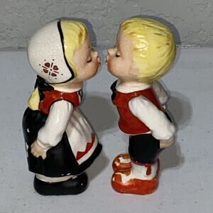 Vintage Swedish Ceramic Figurines Boy Girl Kissing 5.5” RARE Stamped Sweden F53